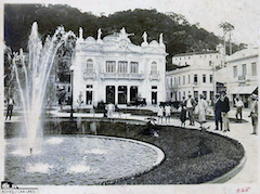 O Theatro Carlos Gomes, inaugurado em 1927, e a Praça Costa Pereira já remodelada, em 1928. Fonte: Acervo Fotográfico do Arquivo Público Municipal de Vitória, Foto 5.364.